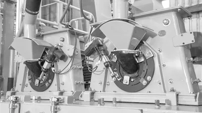 Turbinas de granallado CYM — repuestos originales Detalle dos turbinas de granallado CYM desmontadas para mantenimiento mostrando discos impellers y carcasas
